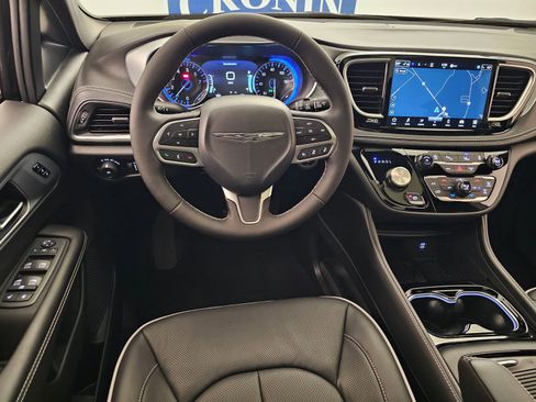 New 2026 Chrysler Pacifica Limited image 16