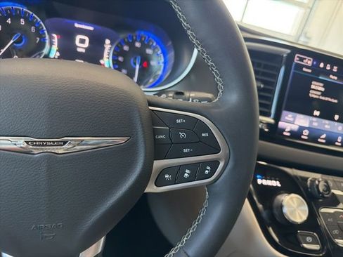Used 2023 Chrysler Pacifica Touring-L FWD image 33