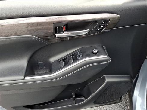 Used 2021 Toyota Highlander Limited image 2