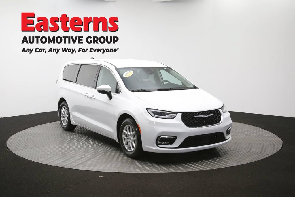 Used 2023 Chrysler Pacifica Touring-L FWD image 52