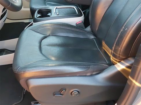 Used 2022 Chrysler Pacifica Touring-L image 25