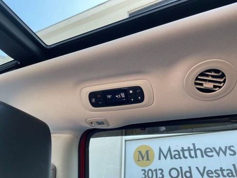 Used 2024 Chrysler Pacifica Touring-L image 30