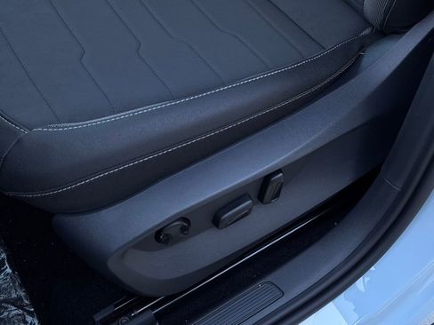 New 2025 Volkswagen Taos SE image 19