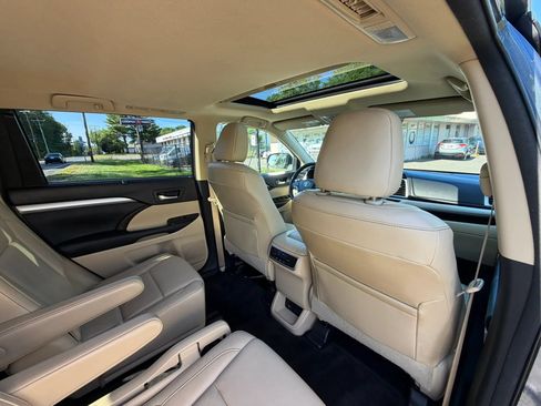 Used 2015 Toyota Highlander XLE FWD image 15
