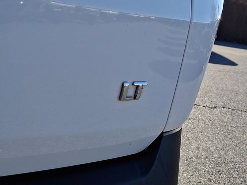 Used 2021 Chevrolet Traverse LT image 32