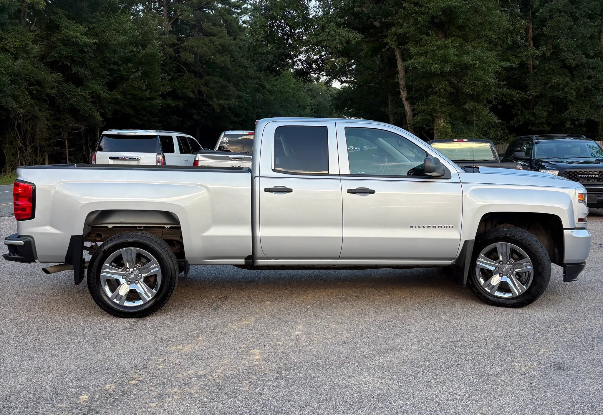 Used 2019 Chevrolet Silverado 1500 Custom w/ Custom Convenience Package AWD/4WD image 8