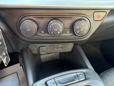 Used 2024 Chevrolet Trax RS FWD image 14