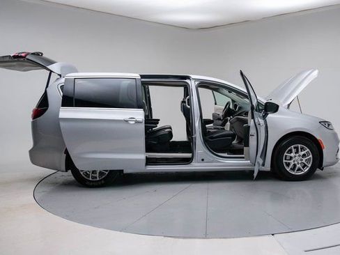 Used 2024 Chrysler Pacifica Touring-L image 14