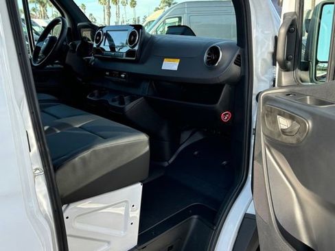 Used 2025 Mercedes-Benz Sprinter 2500 image 17