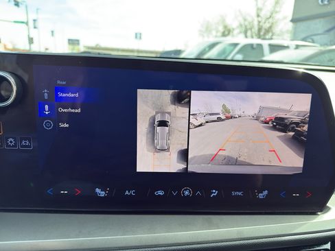 Used 2024 Chevrolet Traverse LT image 18