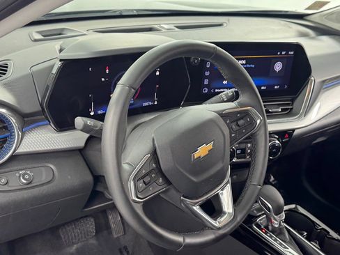 Used 2025 Chevrolet Trax LT w/ LT Convenience Package FWD image 33
