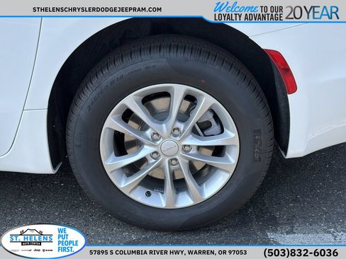 New 2027 Chrysler Pacifica Select w/ Family Tech Group AWD/4WD image 29