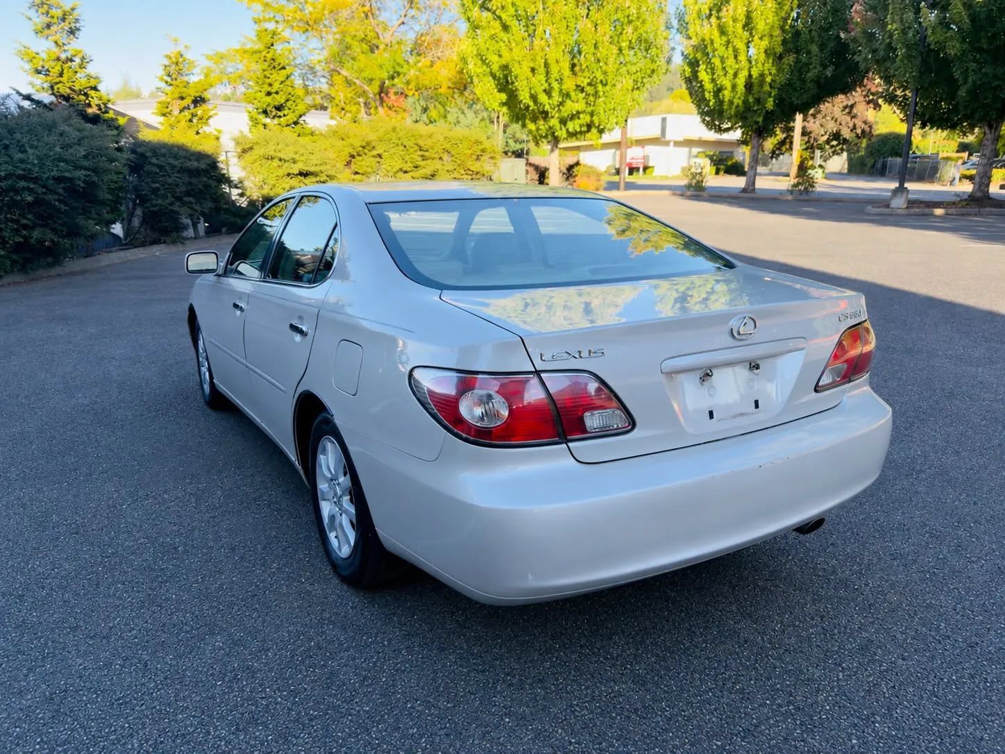 Used 2004 Lexus ES 330 w/ Premium Pkg FWD image 3