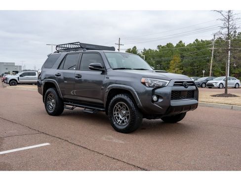 Used 2020 Toyota 4Runner Venture w/ Moonroof Package image 3