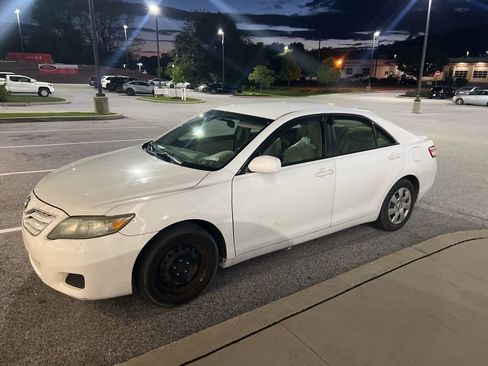Used 2010 Toyota Camry FWD image 2