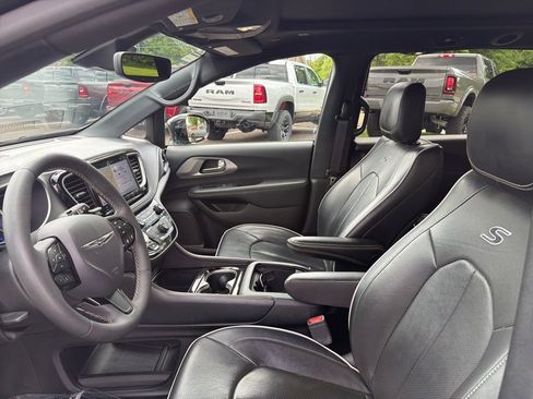 Used 2024 Chrysler Pacifica Premium FWD image 7