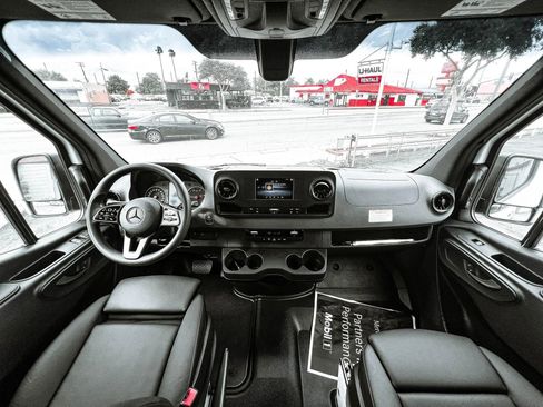 Used 2022 Mercedes-Benz Sprinter 2500 image 35