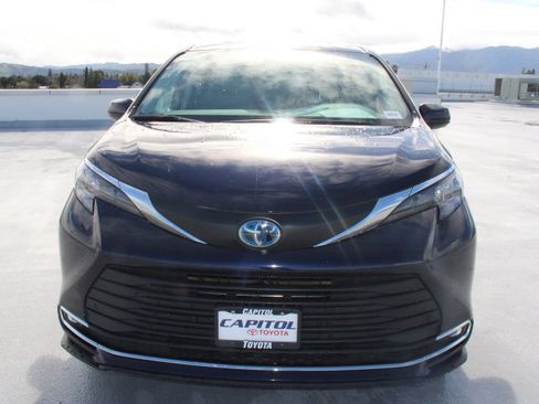 Certified 2024 Toyota Sienna XLE image 7