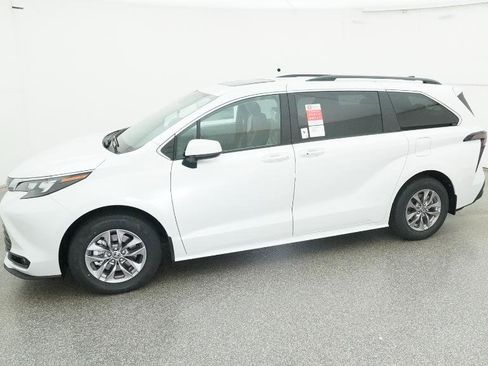 New 2026 Toyota Sienna XLE image 7