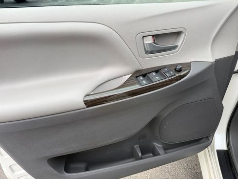 Used 2015 Toyota Sienna XLE AWD/4WD image 33