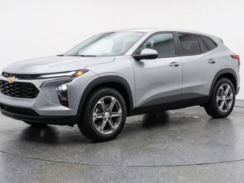 Used 2025 Chevrolet Blazer LT FWD image 3