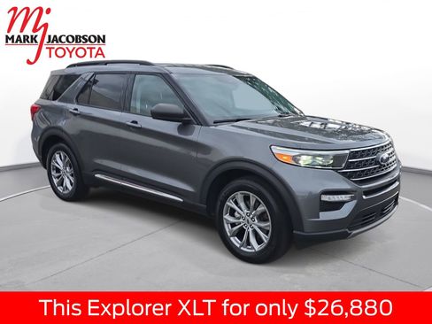 Used 2023 Ford Explorer XLT w/ Equipment Group 202A RWD image 6