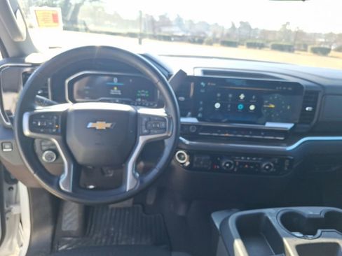 Used 2025 Chevrolet Silverado 1500 LT image 2