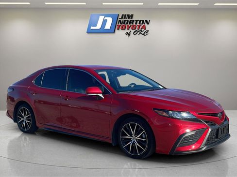 Used 2024 Toyota Camry SE image 3