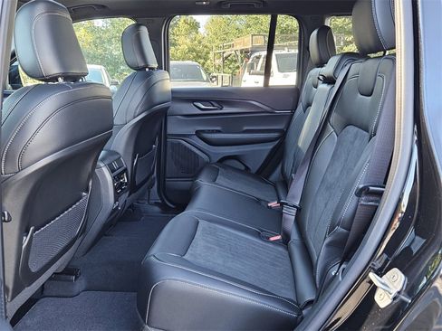 New 2025 Jeep Grand Cherokee Altitude image 11