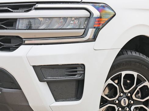 Used 2024 Ford Expedition XLT RWD image 11