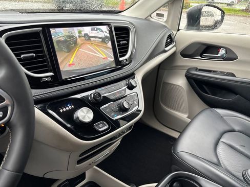 Used 2023 Chrysler Pacifica Touring-L FWD image 60