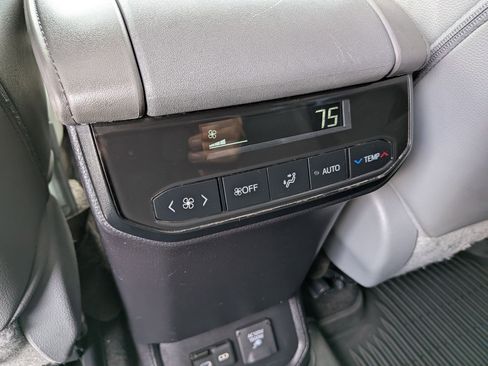 Used 2023 Toyota Highlander Limited AWD/4WD image 28