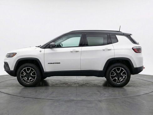Used 2025 Jeep Compass Trailhawk image 5