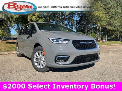 New 2025 Chrysler Pacifica Select