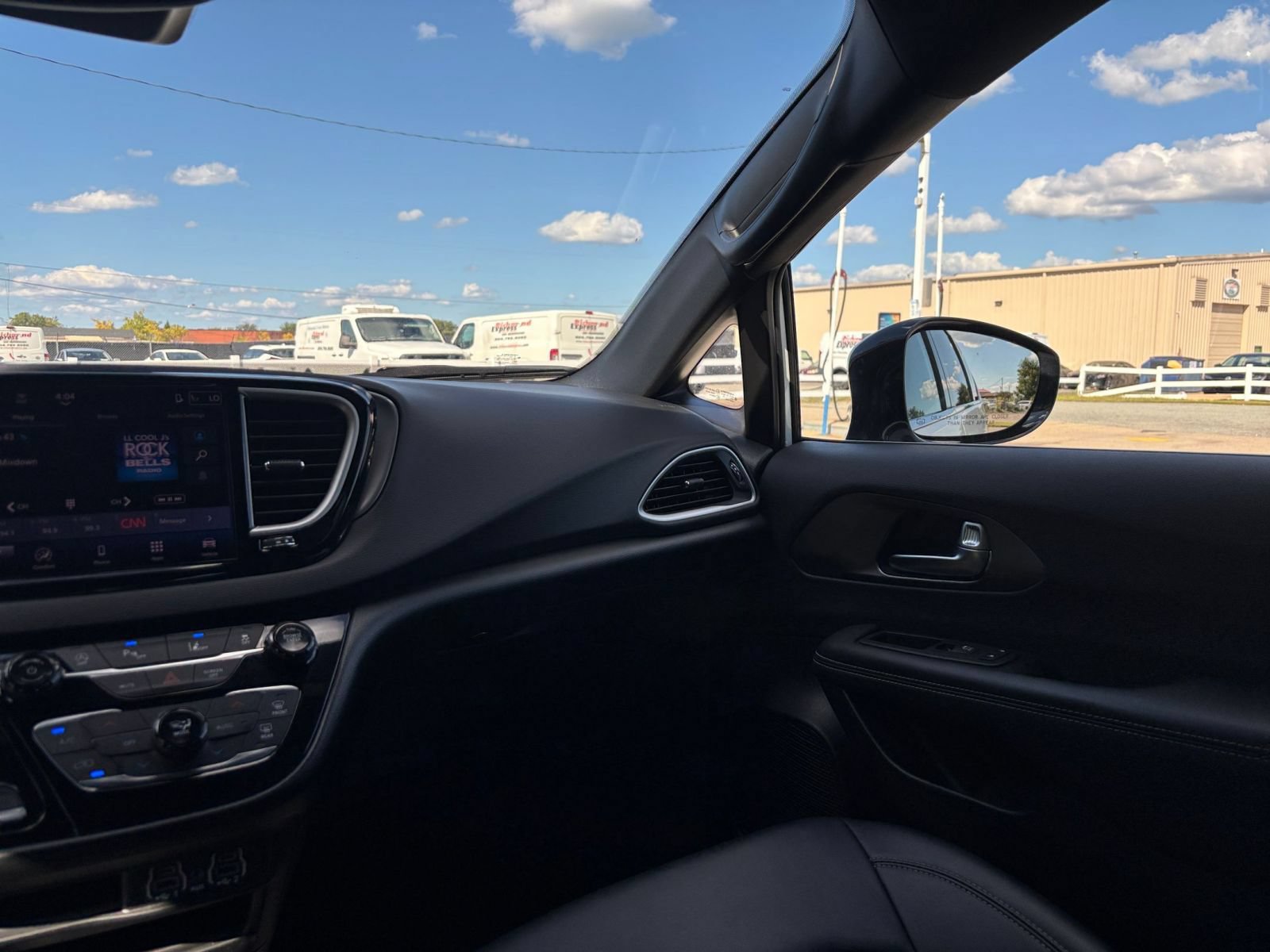 Used 2025 Chrysler Pacifica Select FWD image 37
