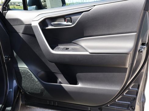 Used 2024 Toyota RAV4 SE image 8