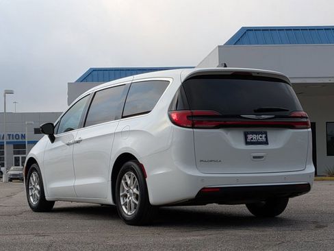 Used 2025 Chrysler Pacifica Select image 8
