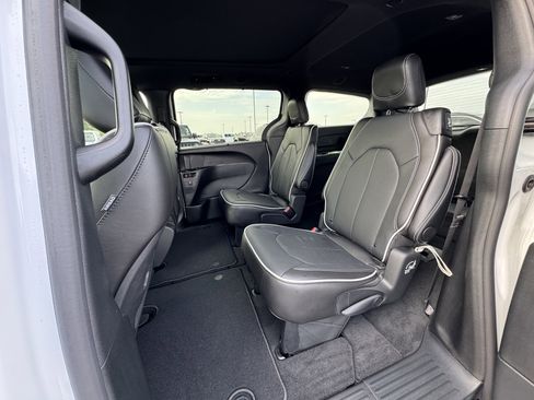 New 2026 Chrysler Pacifica Select image 12