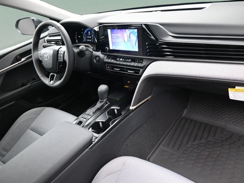 Used 2025 Toyota Camry LE w/ Convenience Package FWD image 33
