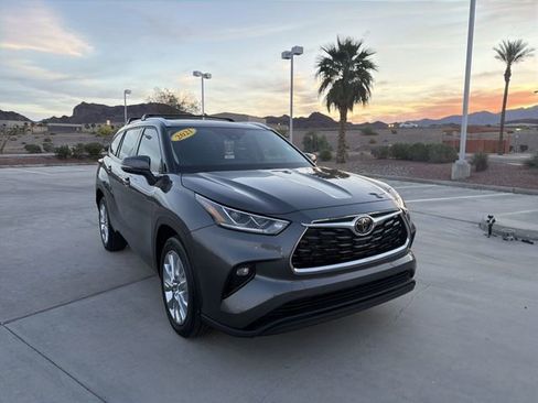 Used 2021 Toyota Highlander Limited image 3