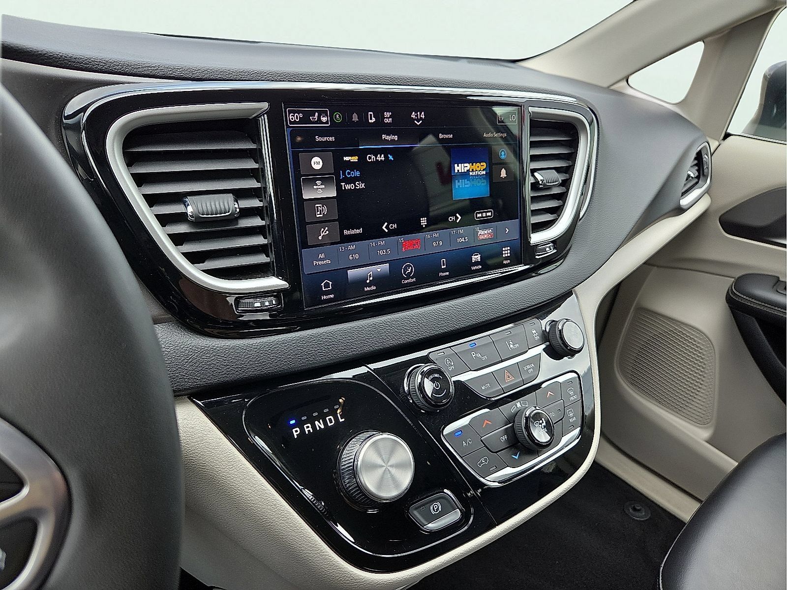 Used 2023 Chrysler Pacifica Touring-L FWD image 16