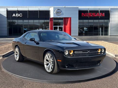 Used 2019 Dodge Challenger SXT image 3