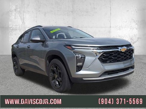 Used 2025 Chevrolet Trax LT FWD image 1