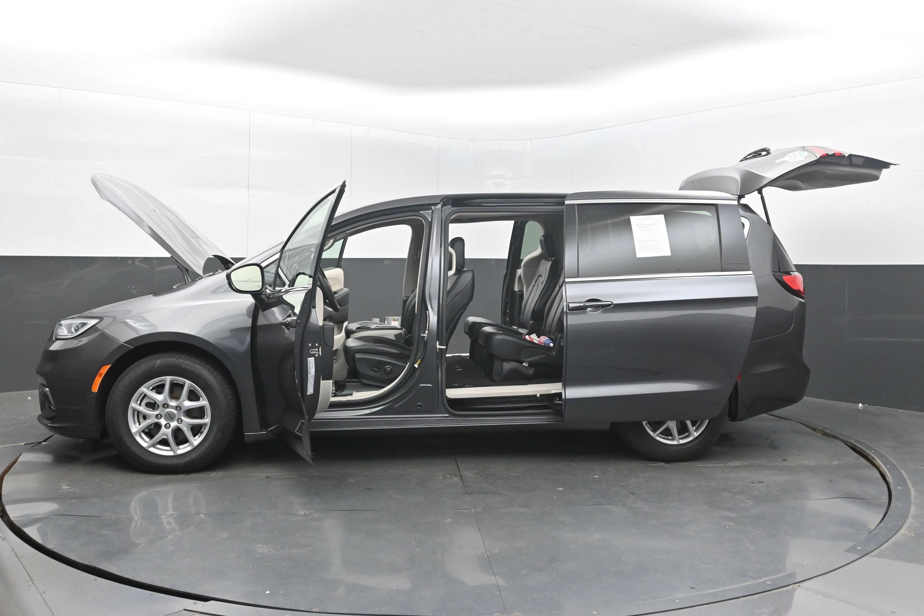 Used 2023 Chrysler Pacifica Touring-L FWD image 43