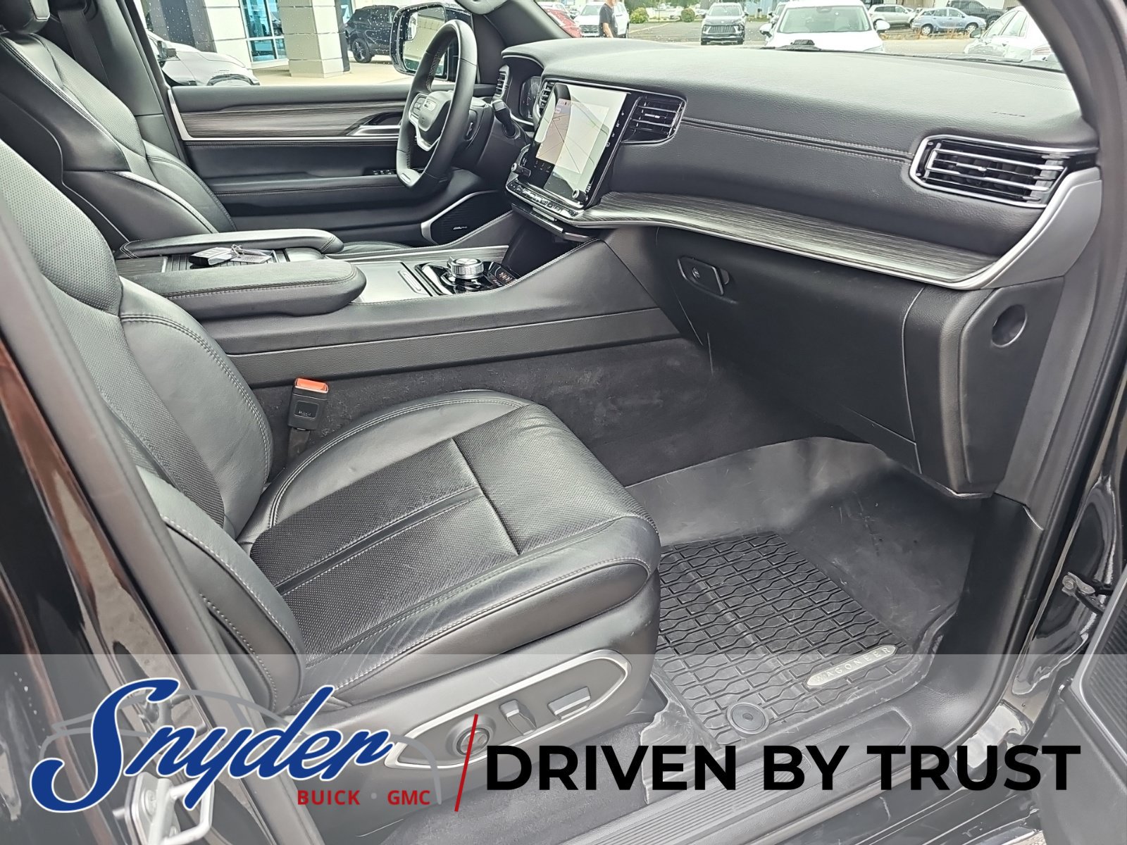 Used 2024 Jeep Wagoneer L Series II w/ Flexible Seating Group AWD/4WD image 32
