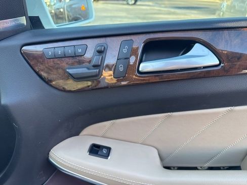 Used 2015 Mercedes-Benz GL 550 4MATIC image 12