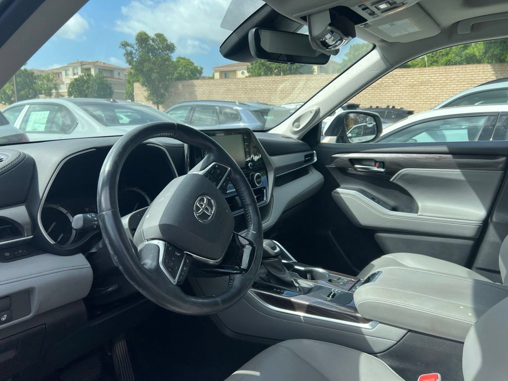 Used 2021 Toyota Highlander Limited FWD image 11