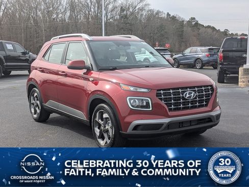 Used 2025 Hyundai Venue Limited FWD image 1