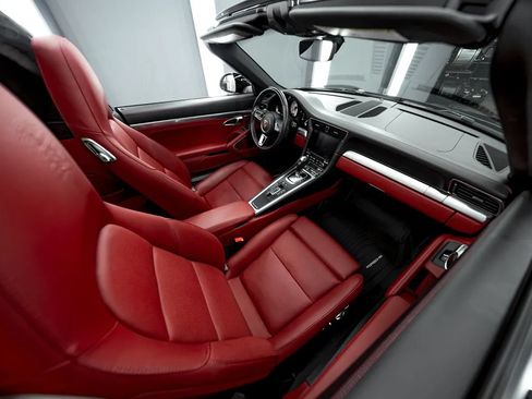 Used 2019 Porsche 911 Targa 4 AWD/4WD image 2