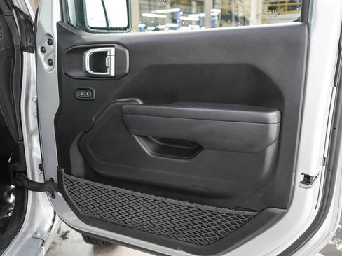 Used 2023 Jeep Gladiator Sport AWD/4WD image 9